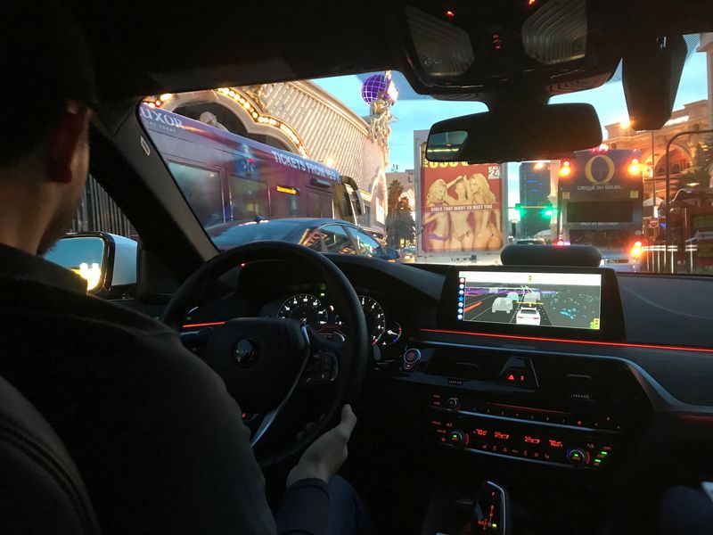 © Reuters. A driver holds his hands just underneath the steering wheel during a live-demonstration of Aptiv's self-driving vehicle in Las Vegas, Nevada, U.S., January 7, 2018.  Photo taken January 7, 2018.  REUTERS/Alexandria Sage/File Photo