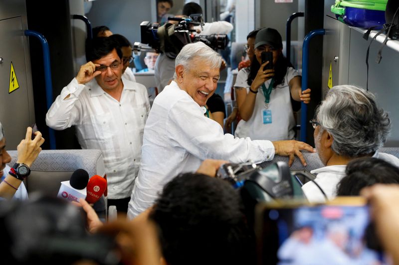 &copy; Reuters. Imagen de archivo. El presidente mexicano Andrés Manuel López Obrador viaja en el turístico Tren Maya, el día del viaje inaugural de su primera fase, cerca de la terminal Chichén Itzá en Piste, Yucatán. México. 15 de diciembre de 2023. REUTERS/Jos