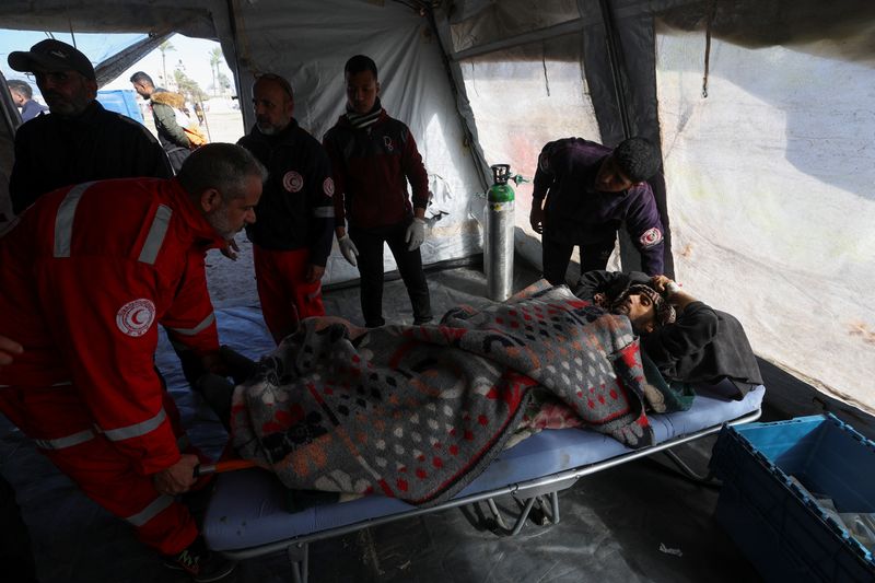 &copy; Reuters. فلسطيني يتلقى العلاج في نقطة إسعاف ميدانية في وسط خان يونس عقب إصابته بنيران إسرائيلية يوم الثلاثاء. تصوير: إبراهيم أبو مصطفى - رويترز. 