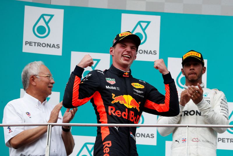 &copy; Reuters. FOTO DE ARCHIVO. Imagen del Gran Premio de Malasia de la Fórmula Uno que se celebró por última vez en 2017. El piloto Max Verstappen celebra el primer lugar en el podio. REUTERS/Edgar Su