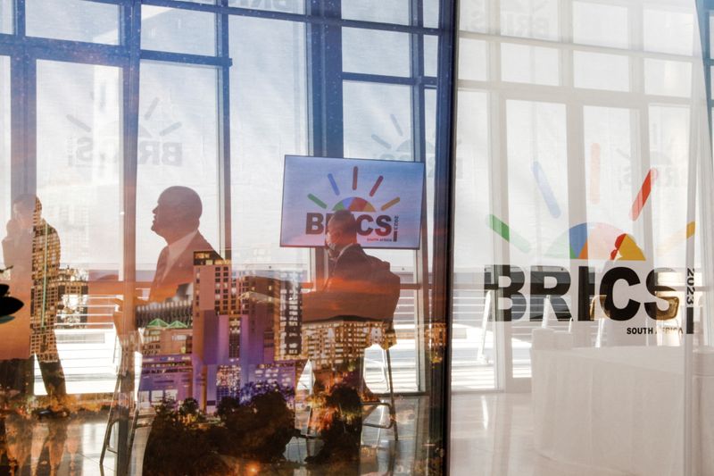 &copy; Reuters. Les logos du sommet des BRICS à Johannesburg, en Afrique du Sud. /Photo prise le 23 août 2023/REUTERS/Gianluigi Guercia
