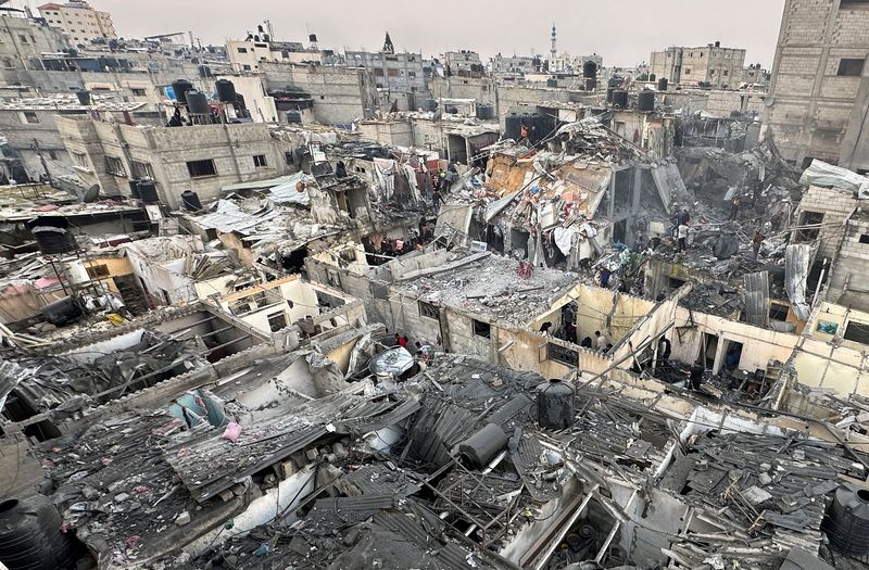 &copy; Reuters. FILE PHOTO: People search through the rubble of damaged buildings following an Israeli air strike on Palestinian houses, amid the ongoing conflict between Israel and the Palestinian Islamist group Hamas, in Rafah in the southern Gaza Strip December 12, 20