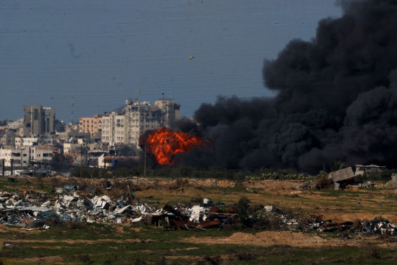 &copy; Reuters. Fumaça sobe após explosão no norte de Gaza
31/01/2024
REUTERS/Amir Cohen