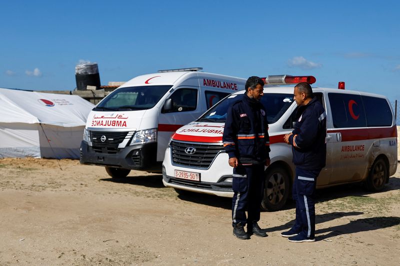 &copy; Reuters. Médicos ajudam palestinos em posto médico formado para obter melhor acesso às linhas de frente, em Khan Younis, no sul da Faixa de Gaza
30/01/2024
REUTERS/Ibraheem Abu Mustafa