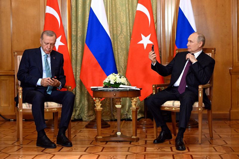 &copy; Reuters. Le président russe Vladimir Poutine et le président turc Recep Tayyip Erdogan lors d'une réunion à Sotchi, en Russie. /Photo prise le 4 septembre 2023/REUTERS/Sputnik/Sergei Guneev