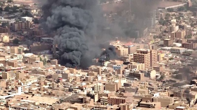 © Reuters. منظر جوي لدخان يتصاعد في سوق بأم درمان في الخرطوم يوم 17 مايو أيار 2023 في لقطة شاشة مأخوذة من مقطع فيديو حصلت عليه رويترز من طرف ثالث. 