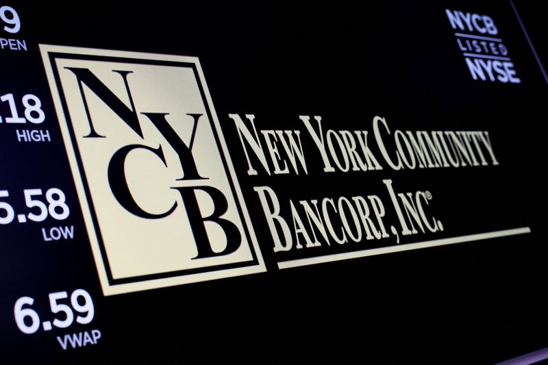 © Reuters. A screen displays the trading information for New York Community Bancorp on the floor at the New York Stock Exchange (NYSE) in New York City, U.S., January 31, 2024.  REUTERS/Brendan McDermid