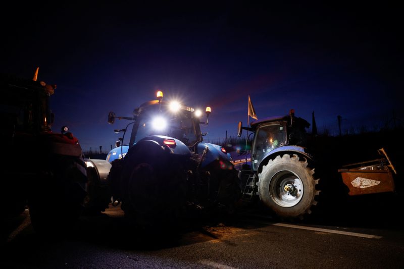 © Reuters. Tractors and other vehicles queue on the A1 highway during a protest over price pressures, taxes and green regulation, grievances shared by farmers across Europe, in Chennevieres-les-Louvres, near Paris, France, January 31, 2024. REUTERS/Benoit Tessier