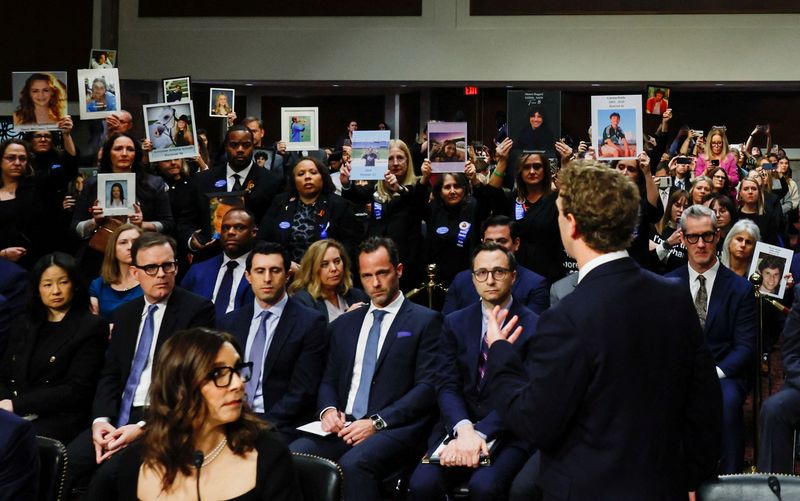 &copy; Reuters. Mark Zuckerberg, director ejecutivo de Meta, se levanta y se enfrenta a la audiencia mientras testifica durante la audiencia del Comité Judicial del Senado de Estados Unidos sobre la explotación sexual infantil en línea en el Capitolio de Estados Unido