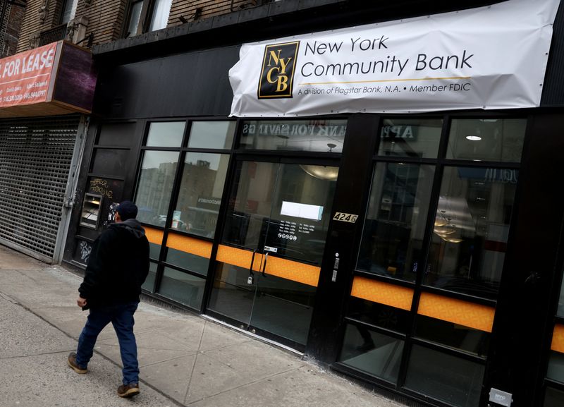 © Reuters. A man walks past a closed branch of the New York Community Bank in New York City, U.S., January 31, 2024. REUTERS/Mike Segar