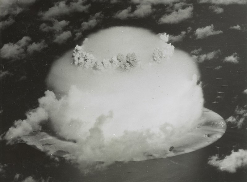 © Reuters. A mushroom cloud rises with ships below during Operation Crossroads nuclear weapons test on Bikini Atoll, Marshall Islands in this 1946 handout provided by the U.S. Library of Congress.  REUTERS/U.S. Library of Congress/Handout via Reuters