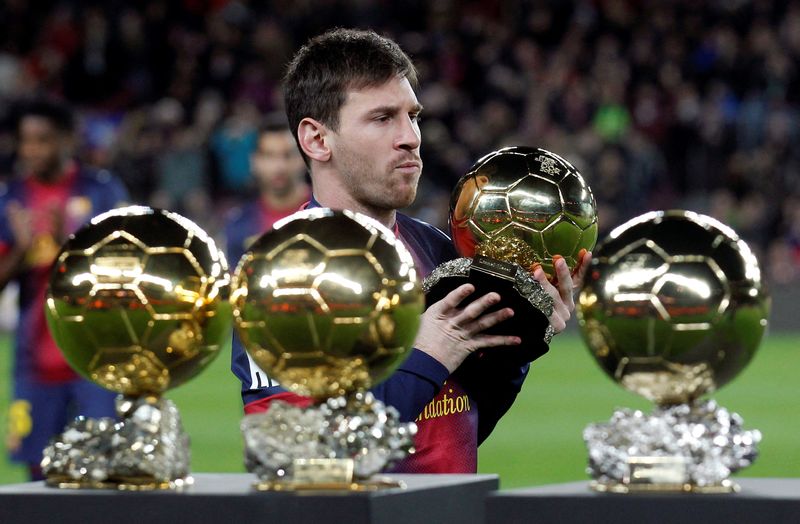 &copy; Reuters. Messi posa para foto com troféus da Bola de Ouro conquistados jogando pelo Barcelona
16/01/2013
REUTERS/ Albert Gea