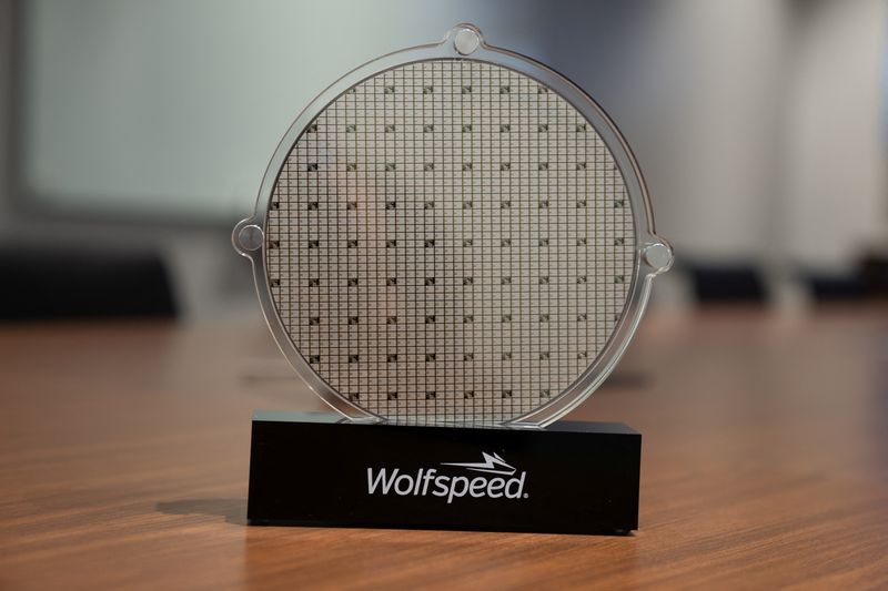 &copy; Reuters. U.S. power chip maker Wolfspeed’s silicon carbide 200mm wafer is seen on display at Wolfspeed’s Mohawk Valley Fab in Marcy, New York, U.S., April 2022.Courtesy of Wolfspeed/Handout via REUTERS/File Photo