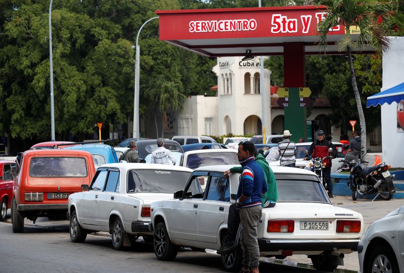© Reuters. People stand in line with their cars to fill up on fuel after Cuba's government put off a five-fold increase in gasoline prices planned for February 1 due to a cyberattack, according to Economy Vice Minister Mildrey Granadillo, in Havana, Cuba January 31, 2024. REUTERS/Yander Zamora