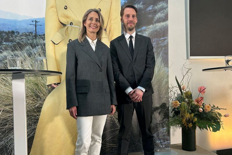 © Reuters. Swedish clothing retailer H&M outgoing Chief Executive Helena Helmersson poses alongside incoming CEO Daniel Erver after its earnings press conference in Stockholm, Sweden January 31, 2024. REUTERS/Marie Mannes