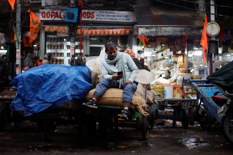 &copy; Reuters. A labourer sits on a cart loaded with spice sacks at a wholesale market, a day before Indian Prime Minister Narendra Modi's government presents its final budget, ahead of the nation's general election, in the old quarters of Delhi, India, January 31, 2024