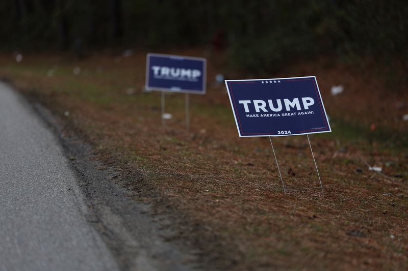 &copy; Reuters. Signs supporting Former U.S. President Donald Trump stand ahead of the South Carolina Republican presidential primary election in Bonneau, South Carolina, U.S., January 31, 2024. REUTERS/Shannon Stapleton