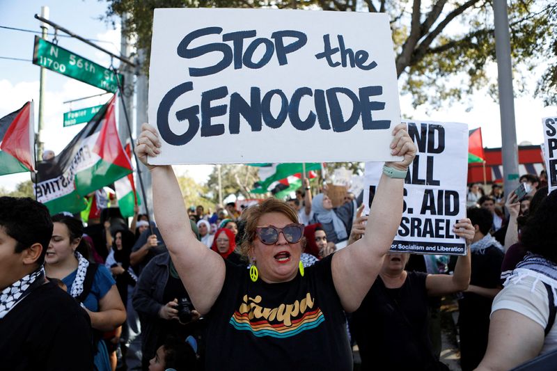 &copy; Reuters. أشخاص خلال مسيرة تدعو إلى وقف إطلاق النار في غزة يوم 21 أكتوبر تشرين الأول 2023. تصوير: أوكتافيو جونز - رويترز.