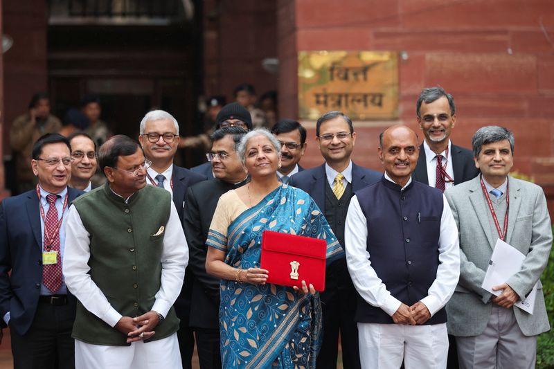 © Reuters. India's Finance Minister Nirmala Sitharaman holds up a folder with the Government of India's logo as she leaves her office to present the federal budget in the parliament, ahead of the nation's general election, in New Delhi, India, February 1, 2024. REUTERS/Anushree Fadnavis