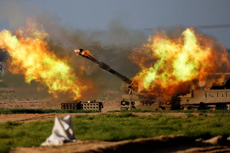 &copy; Reuters. وحدة مدفعية إسرائيلية متنقلة تطلق النار باتجاه غزة بالقرب من الحدود بين إسرائيل وقطاع غزة يوم الأربعاء. تصوير: عامير كوهين - رويترز.
