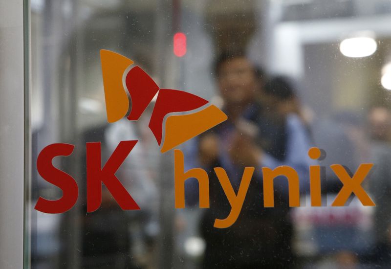 &copy; Reuters. FILE PHOTO: Employee walk past the logo of SK Hynix at its headquarters in Seongnam, South Korea, April 25, 2016. REUTERS/Kim Hong-Ji/File Photo