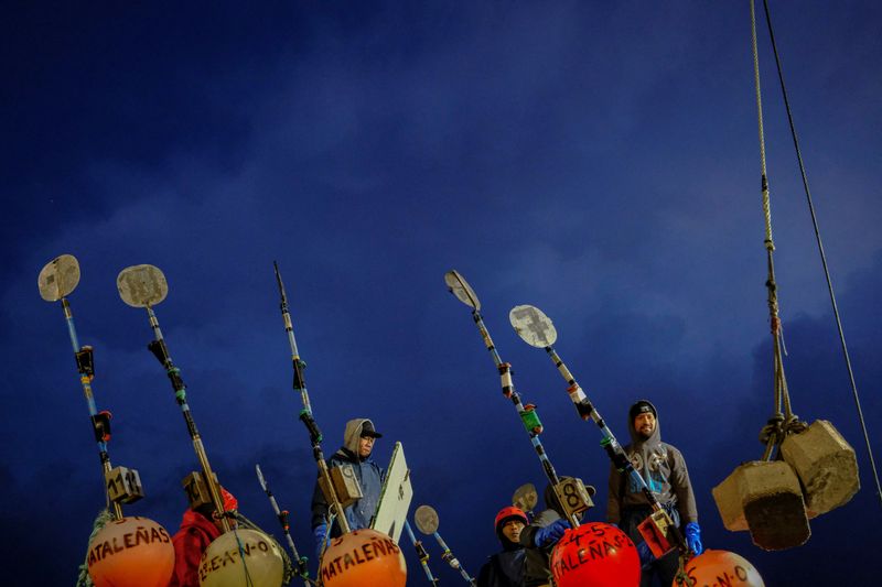 © Reuters. Indonesian fishermen prepare for an outing to fish line-caught hake on the South of the United Kingdom and Ireland, on the Matalenas ship at the port in Burela, Galicia, Spain, December 4, 2023. The fishing port of Burela has 44 nationalities among its 9,450 residents, including 90 men from Senegal and 244 from Cape Verde. Foreign workers make up about seven out of ten crew in Burela's fishing fleet, said Juan Carlos Otero of Burela's boat owners' association.       REUTERS/Nacho Doce