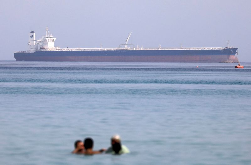 &copy; Reuters. ناقلة تعبر خليج السويس باتجاه البحر الأحمر قبل دخول قناة السويس في مصر. صورة من أرشيف رويترز.