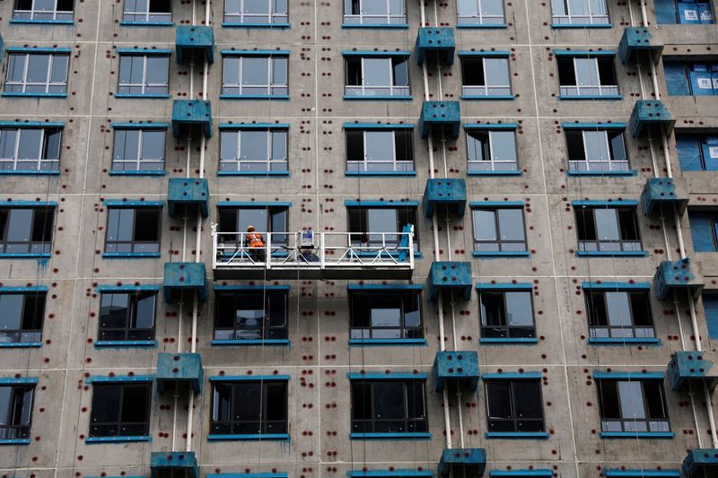 &copy; Reuters. FOTO DE ARCHIVO. Una persona trabaja en la construcción de un edificio residencial en Pekín, China. 6 de septiembre de 2023. REUTERS/Tingshu Wang