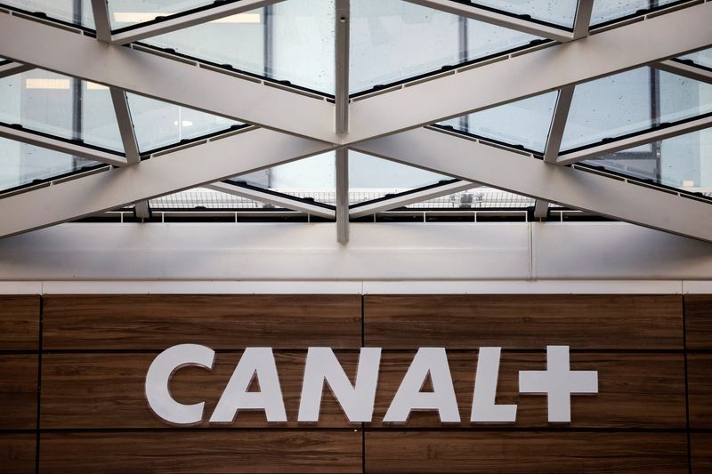 © Reuters. FILE PHOTO: The logo of French TV channel 'Canal Plus' is pictured outside a company building in Issy-les-Moulineaux near Paris, France, August 17, 2022. REUTERS/Sarah Meyssonnier/File Photo