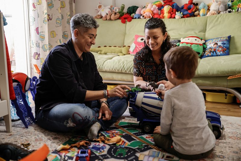 &copy; Reuters. Yolanda Kalantzi et Georgia Ampatzidou jouent avec leur enfant dans leur appartement de Thessalonique, en Grèce. /Photo prise le 27 janvier 2024/REUTERS/Louisa Gouliamaki
