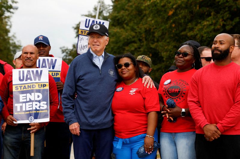 &copy; Reuters. FILE PHOTO: U.S. President Joe Biden joins striking members of the United Auto Workers (UAW) on the picket line outside the GM's Willow Run Distribution Center, in Belleville, Wayne County, Michigan, U.S., September 26, 2023. REUTERS/Evelyn Hockstein/File