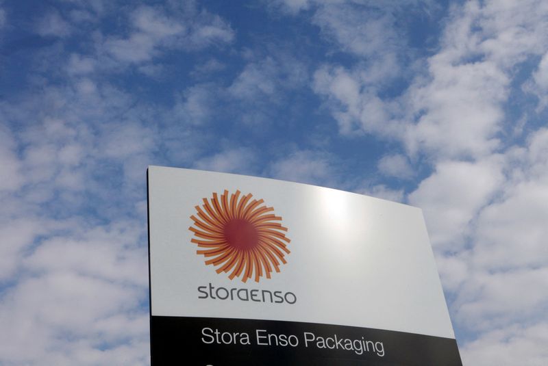 © Reuters. FILE PHOTO: The Stora Enso company logo is seen near a packaging mill in Riga September 18, 2012. Picture taken September 18, 2012. REUTERS/Ints Kalnins/File Photo