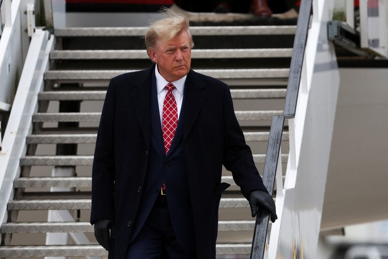 © Reuters. Former U.S. President and Republican presidential candidate Donald Trump arrives at Aberdeen International Airport in Aberdeen, Scotland, Britain May 1, 2023. REUTERS/Russell Cheyne