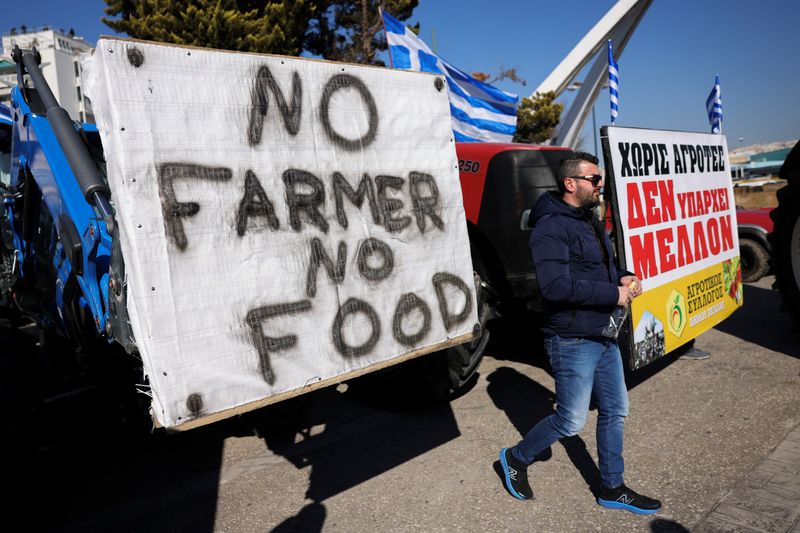 © Reuters. A farmer walks past a banner during a protest against higher energy costs, lower state subsidies as well as demanding compensations for the recent floods, in Thessaloniki, Greece, February 1, 2024. REUTERS/Alexandros Avramidis