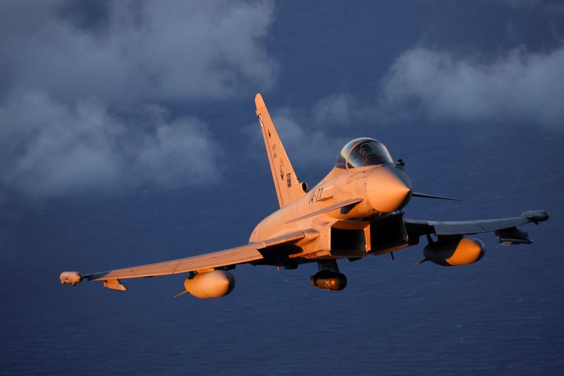 © Reuters. FILE PHOTO: A Eurofighter EF-2000 fighter aircraft of the Spanish Air Force flies during the Ocean Sky 2023 Military Exercise for advanced air-to-air training in the southern airspace of the Canary Islands, Spain, October 25, 2023. REUTERS/Borja Suarez/File Photo