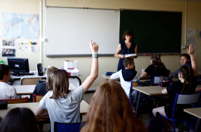 &copy; Reuters. Des écoliers travaillent dans une salle de classe le premier jour de la nouvelle année scolaire après les vacances d'été au collège Antoine de Saint-Exupéry, à Savenay, en France. /Photo prise le 4 septembre 2023/REUTERS/Stéphane Mahé