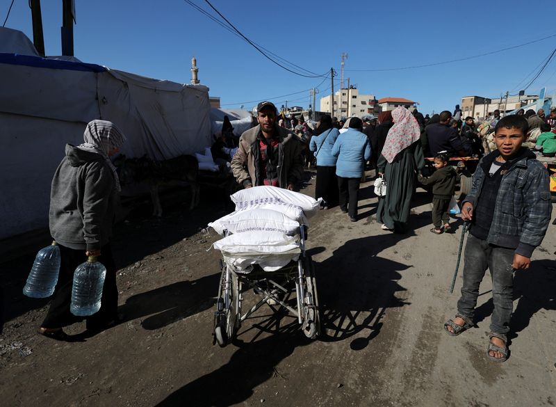 &copy; Reuters. Palestinos recebem ajuda em Rafah
 1/2/2024   REUTERS/Ibraheem Abu Mustafa