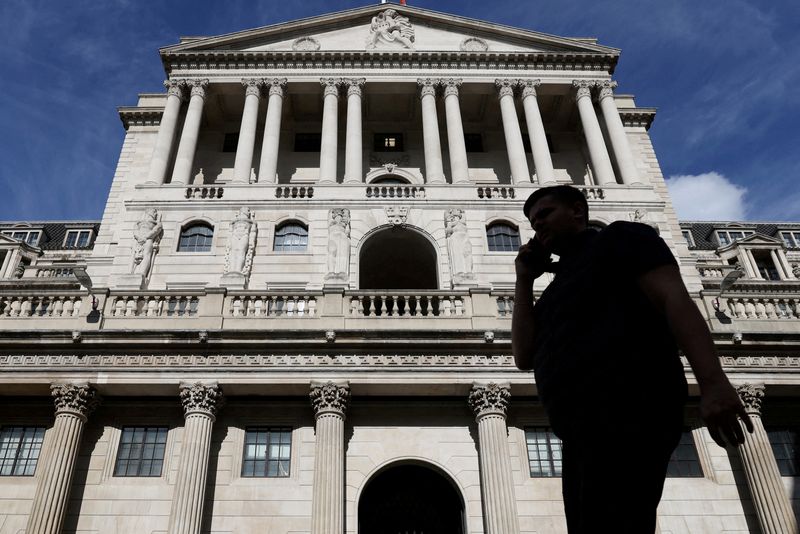 &copy; Reuters. Photo d'archives: Un piéton passe devant la Banque d'Angleterre à Londres, en Grande-Bretagne. /Photo prise le 25 septembre 2023/REUTERS/Hollie Adams 