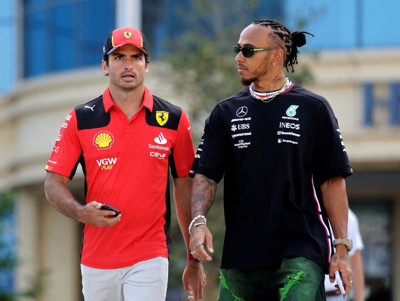 &copy; Reuters. Formula Uno F1 - Gran Premio dell'Azerbaijan - Baku City Circuit, Baku, Azerbaijan - 27 aprile 2023 Carlos Sainz Jr. della Ferrari e Lewis Hamilton della Mercedes prima del Gran Premio REUTERS/Leonhard Foeger/File Photo