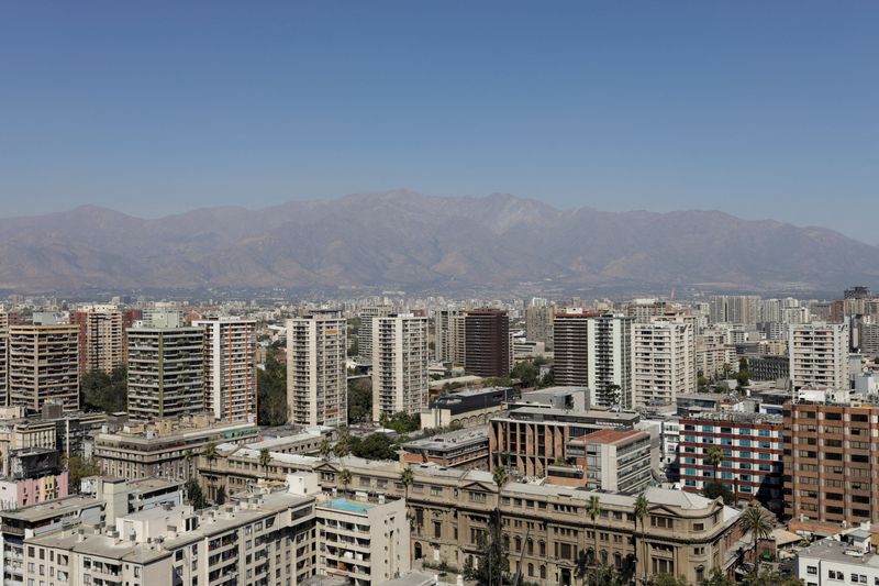 © Reuters. FILE PHOTO: A view of the city of Santiago during a heat wave, Chile January 31, 2024. Picture taken through glass. REUTERS/Sofia Yanjari/File Photo