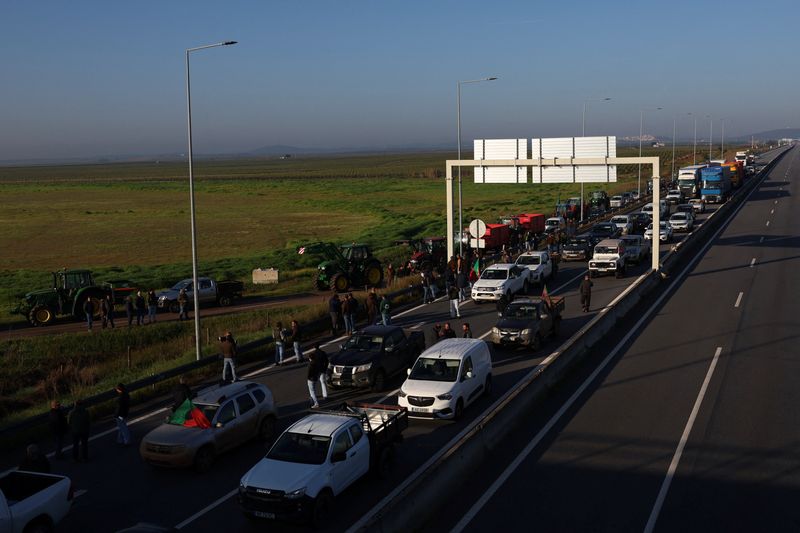 &copy; Reuters. Agricultores portugueses bloquean la autopista A6 entre Portugal y España en medio de una protesta en Elvas, Portugal. 1 de febrero de 2024. REUTERS/Pedro Nunes