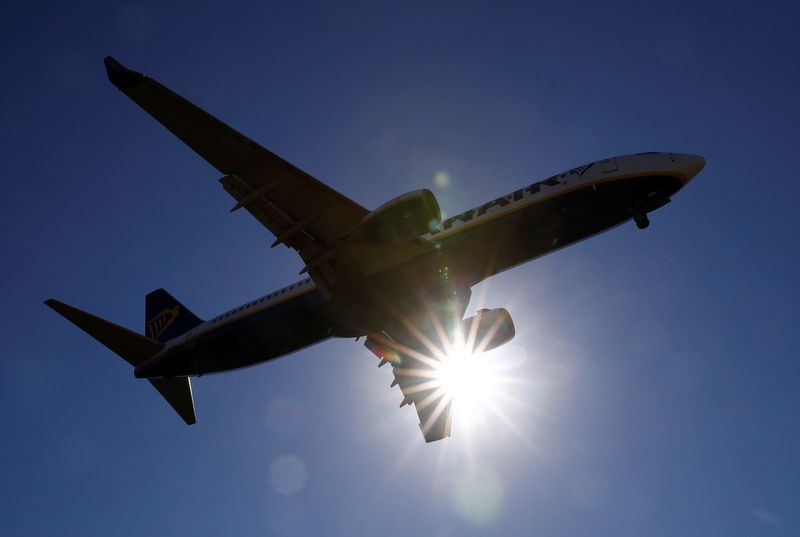 &copy; Reuters. FILE PHOTO: A Ryanair Boeing 737-800 aircraft approaches Paris-Beauvais airport in Tille, northern France, September 27, 2018.  REUTERS/Christian Hartmann/File Photo