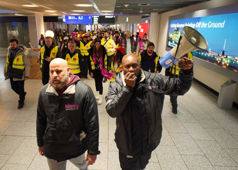 &copy; Reuters. Trabajadores de seguridad de aviación participan de una huelga convocada por el sindicato alemán Verdi en el aeropuerto de Fráncfort.  February 1, 2024. REUTERS/Timm Reichert