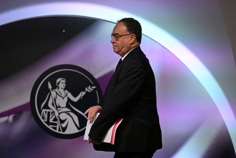 © Reuters. Bank of England Governor Andrew Bailey arrives to address the media during the central bank's Monetary Policy Report press conference at the Bank of England, in London, Britain, on February 1, 2024.     JUSTIN TALLIS/Pool via REUTERS