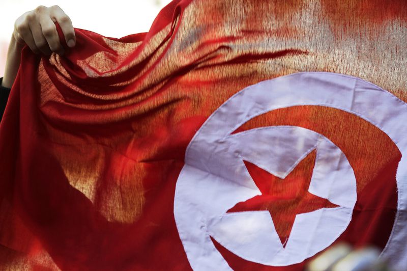 &copy; Reuters. علم تونس بيد شخص في صورة من أرشيف رويترز.