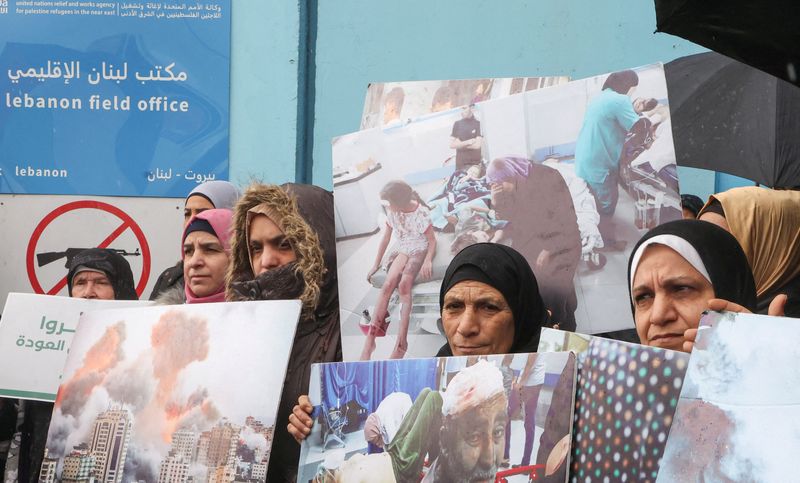 &copy; Reuters. FOTO DE ARCHIVO: Mujeres palestinas participan en una protesta contra la suspensión de la financiación de la UNRWA por parte de algunos estados occidentales, frente al edificio de la agencia de ayuda palestina de Naciones Unidas UNRWA en Beirut, Líbano