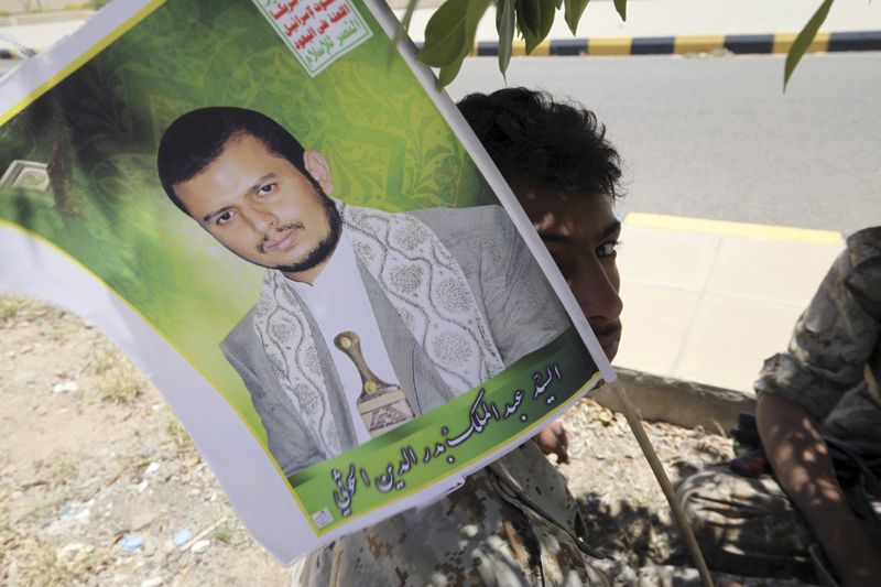 &copy; Reuters. شخص يحمل مصلقا عليه صورة زعيم جماعة الحوثي اليمنية عبد الملك الحوثي في صنعاء بصورة من أرشيف رويترز.