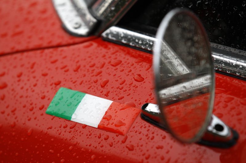 &copy; Reuters. Le drapeau italien sur une Alfa Romeo Spider. /Photo prise le 9 juin 2012/REUTERS/Max Rossi