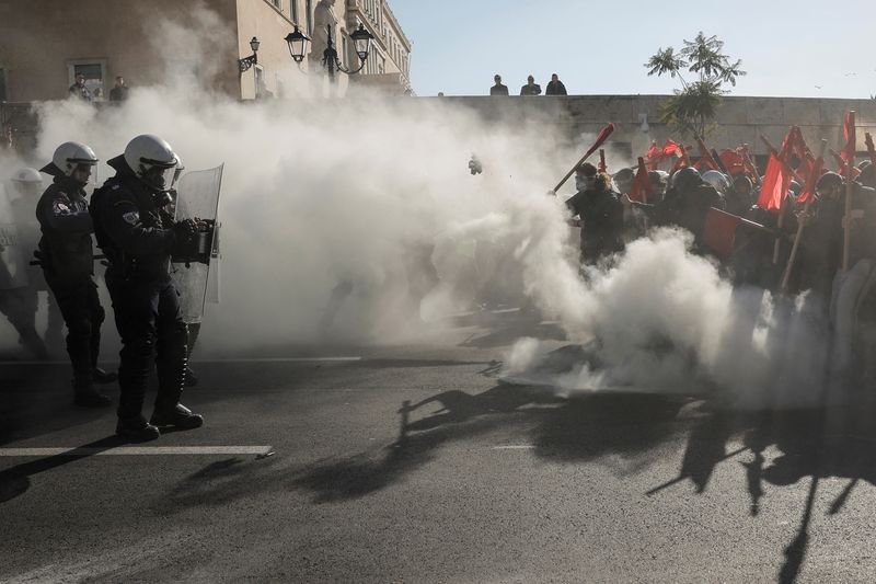 &copy; Reuters. Greek university students clash with riot police amid tear gas,during a demonstration against a planned bill which opens the way for the operation of private universities, in Athens, Greece, February 1, 2024. REUTERS/Louisa Gouliamaki