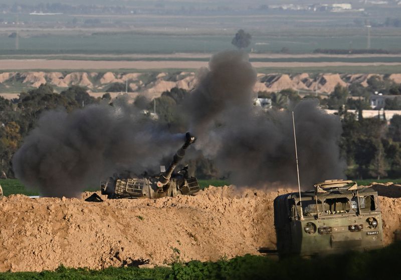 © Reuters. وحدة مدفعية عسكرية إسرائيلية تطلق النار باتجاه غزة قرب الحدود بين إسرائيل والقطاع يوم الخميس. تصوير: ديلان مارتينز - رويترز.